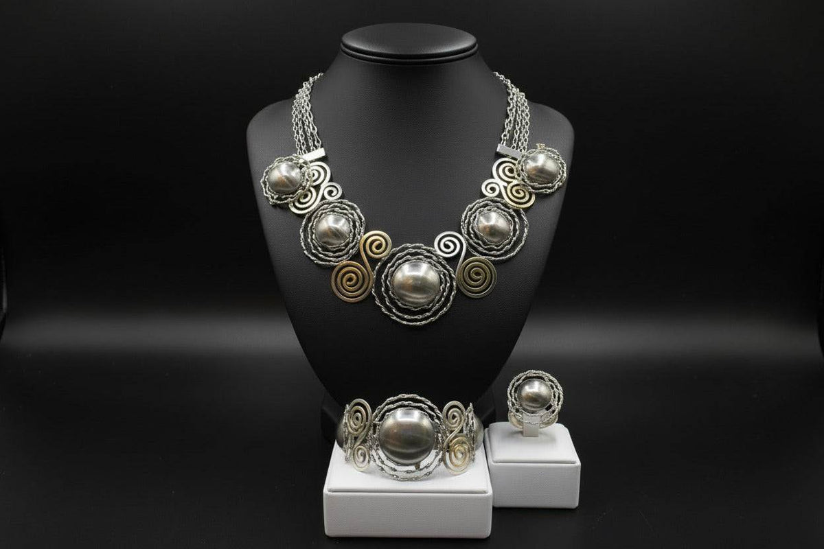 Bentix Brazilian gold-plated jewelry set featuring a bracelet, ring, and earrings with intricate design details.
