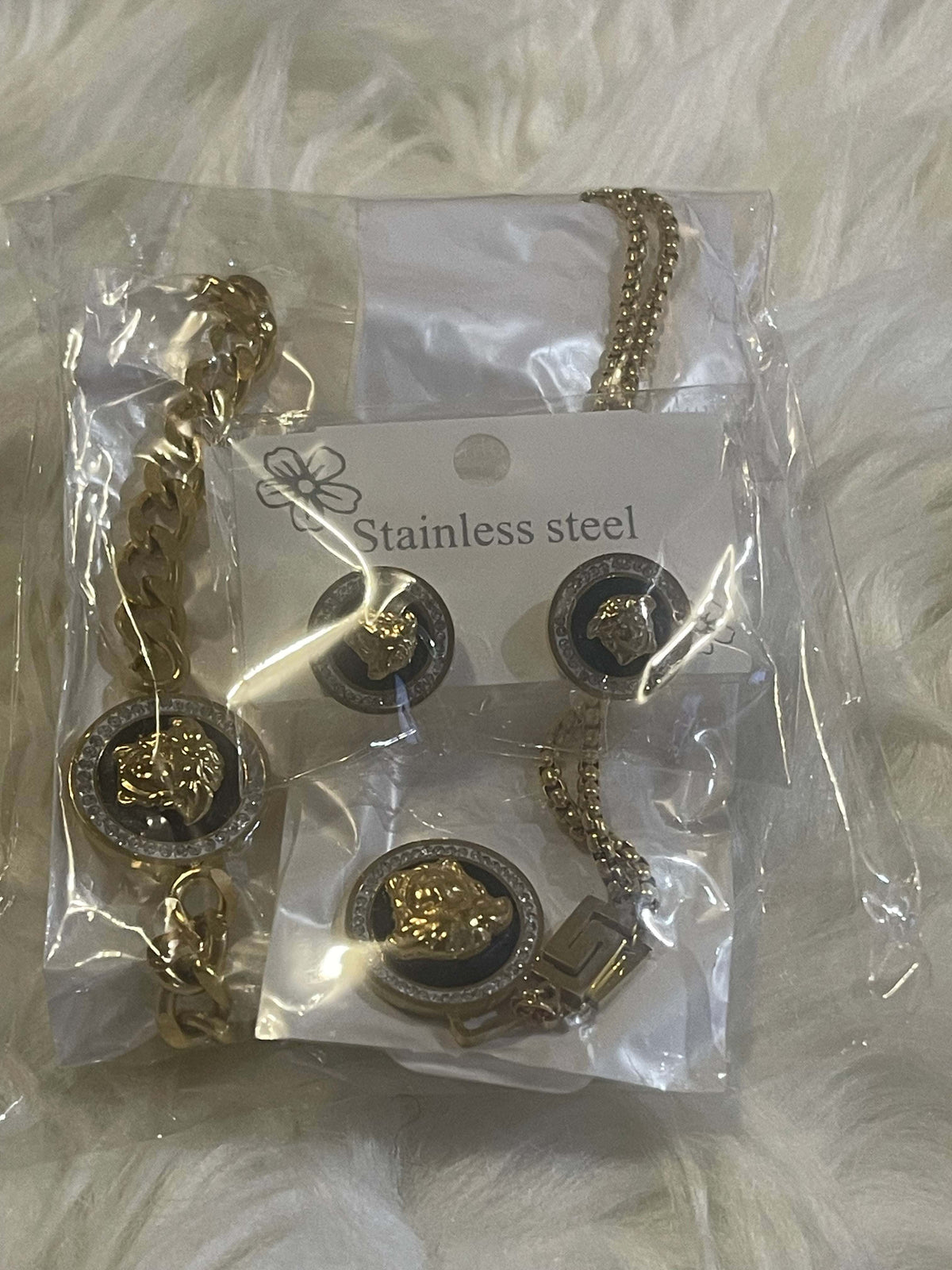 Bentix Brazilian Gold jewelry set featuring a necklace and earrings with intricate gold craftsmanship.