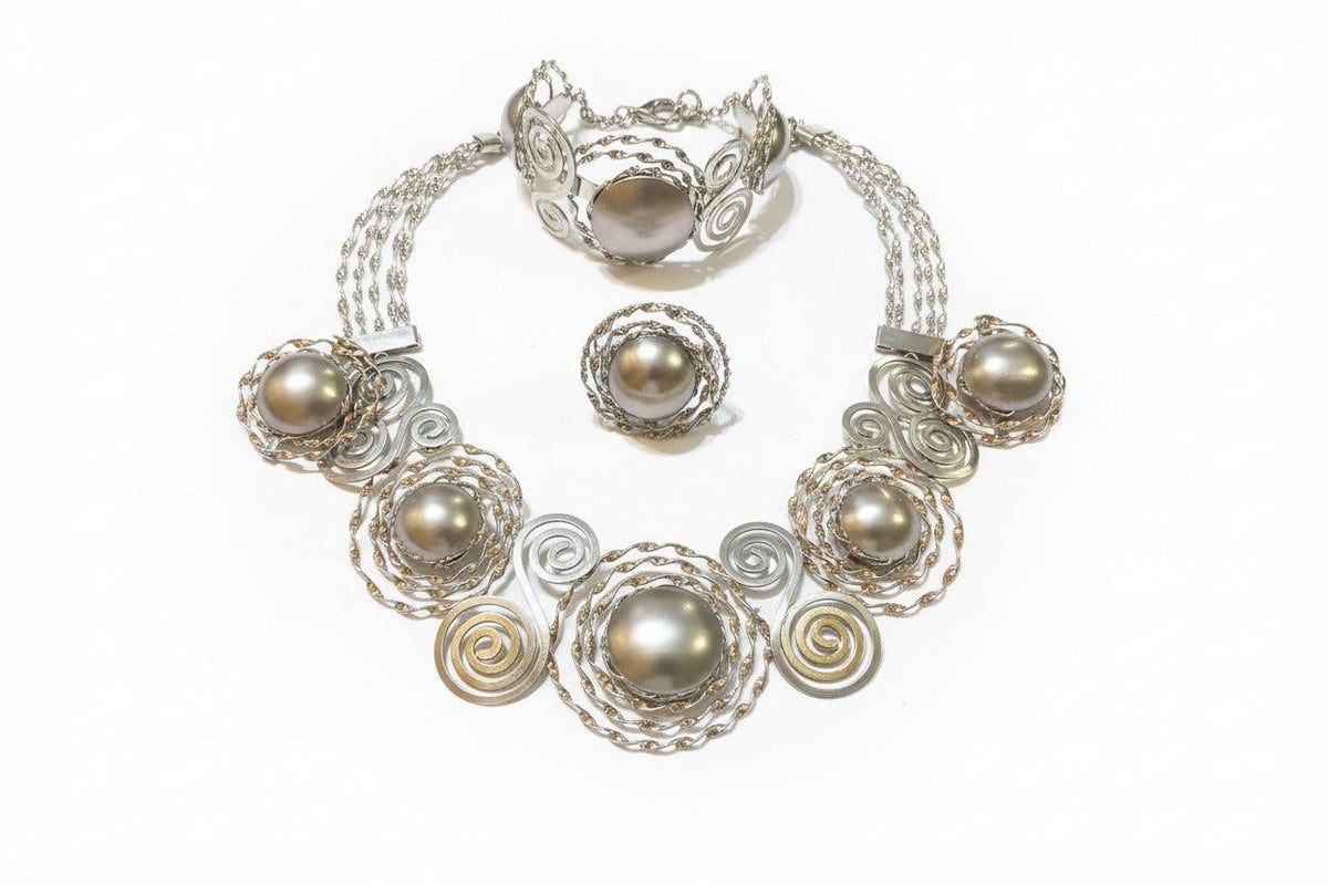 Bentix Brazilian gold-plated jewelry featuring elegant design, displayed on a plain background.