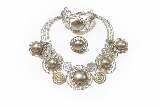 Bentix Brazilian gold-plated jewelry featuring elegant design, displayed on a plain background.